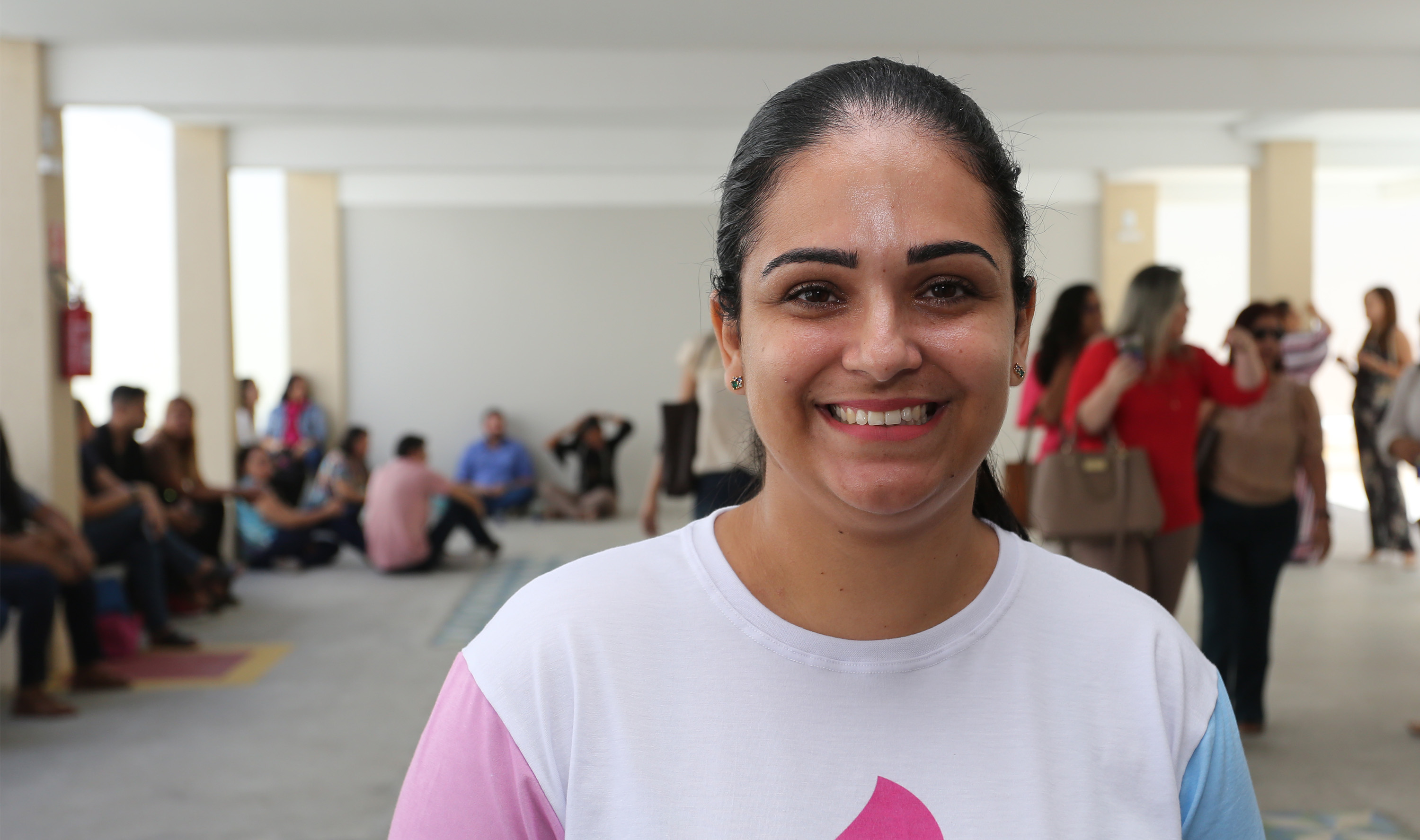 Mulher sorrindo para a foto